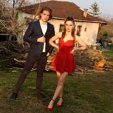 korcan kol on instagram emin ve gokce kinaya hazirlanirsa aksam 20 00 da hepiniz kinaya davetlisiniz kuzeyy 2021 basarili kadinlar guzel kadinlar unluler