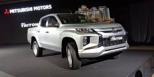 The athlete, along with the vgt premium variants, gets a six speaker setup, one front and two rear usb ports, rear smart phone storage, digital automatic air conditioning with rear individual vents, and cruise control. Mengenal Lebih Dekat Mitsubishi Triton Dari Generasi Ke Generasi Otosia Com
