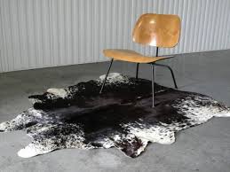 Mit textilen teppichen hat das kuhfell nichts gemeinsam, was sich auch in der angemessenen art der pflege niederschlägt. Kuhfell Teppich Im Wohn Oder Schlafzimmer Verlegen