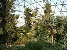 Ein 18 meter hohes, halbkugeliges schaugewächshaus ist das retrofuturistisch anmutende wahrzeichen des botanischen gartens, der sich im süden der stadt unmittelbar an das. Botanischer Garten Dusseldorf Wikipedia