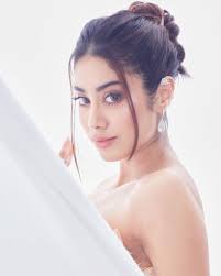 Janhvi kapoor (jhanvi kapoor) is an indian actress who works in hindi films. Jhanvi Kapoor Age Wiki Height Family Education Boyfriend More Biographyvilla