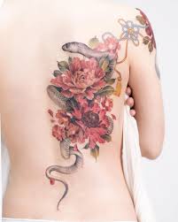 牡丹᪥蛇感謝客人總是從嘉義上來刺青辛苦了₍ᐡ•̥_•̥ᐡ₎ · Photo by @shape.yao · · · #刺青#台灣刺青#板橋刺青 #樣子紋身處#樣子照相室#女刺青師#