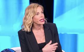 L'isola dei famosi 2020 dovrebbe andare in onda indicativamente ad aprile, dopo la conclusione del grande fratello vip. Alessia Marcuzzi Ospite Ad Amici Esce Dalla Quarantena E Spiega Come Ha Fatto Archivio Biccy It