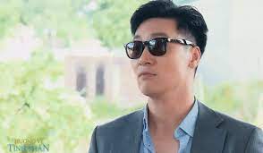 Nhìn thấy hộp quà lớn đặt trên giường, thiên nga bỗng mỉm cười đầy ngạo mạn. 2osc5v1y9u9uum