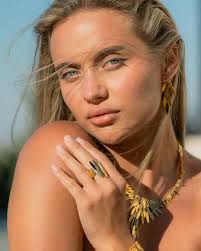 مجموعة مجوهرات الزعبي هي مجموعة حصرية وخاصة في داخل حدود المملكة الأردنية  الهاشمية حيث تم استيرادها من جميع انحاء الدول المصنعة للذهب بطلب خاص وجودة  مميزة وهي مجموعة قطع مميزة من عيار