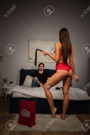 Rückansicht Einer Sexy Frau Mit Peitsche In Der Nähe Einer Papiertüte Mit  Sexshop-Schriftzug Und Einem Jungen Mann Im Schlafzimmer Lizenzfreie Fotos,  Bilder und Stock Fotografie. Image 171989935.