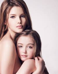 Schöne Nackte Mutter Und Kleine Tochter 8 Jahre Mit Langen Braunen Haaren  Umarmen Einander Im Studio Lizenzfreie Fotos, Bilder und Stock Fotografie.  Image 57141059.