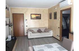 Con entrata indipendente e giardino esclusivo posto al piano terreno di fabbricato ad uso residenziale. Privato Vende Appartamento Tre Locali Con Box E Cantina Annunci Desio Monza E Brianza Rif 236473