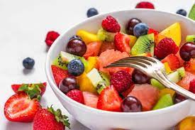 Se spala pepenele si se sterge cu un prosop absorbant.se taie pe jumatate pepenele. Salata De Fructe 7 Retete Rapide Si Delicioase