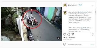 Viral videos may be serious, and some are deeply emotional. Viral Detik Detik 2 Manusia Silver Nekat Maling Motor Warga Di Jakarta Berita Hits