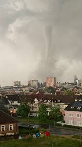 Června zasáhlo břeclavsko a hodonínsko. Prvni Fotky Z Mist Na Jizni Morave Ktera Zasahlo Tornado Seznam Zpravy