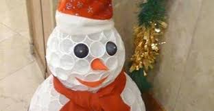 Quanti bicchieri di plastica che buttiamo, feste, compleanni, in ogni occasione plastica e plastica che vanno a finire nella differenziata della plastica, a meno di utilizzare i piatti e bicchieri ecco allora che, grazie alla zia dei bimbi, viene l'idea di creare un pupazzo di neve con i bicchieri di plastica. Fai Da Te Pupazzo Di Neve Con I Bicchieri Di Plastica