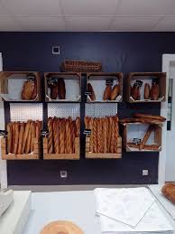 Une Boulangerie Equipee Avec Des Caisses En Bois Merci Julie Caisse Bois Interieur De Boulangerie Boulangerie