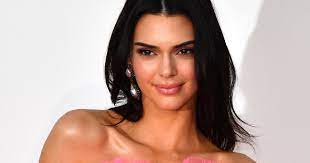 Kendall jenner has been linked to many people in the past and present. Zivu Z0vm3yvjm