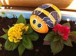 The first step for painted garden stones is to put a base coat on them of a solid color. 21 Rockpainting Ideas To Create Bright Accents For Garden Design And Outdoor Home Decor Painted Rocks Pebble Art Rock Painting Art