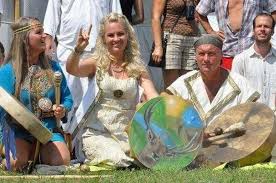 Ancak bozkurt selamı, akp'nin özellikle i̇slamcı ve kürt tabanında tartışılıyor. Macar Kizlardan Bozkurt Selami Shaman Woman Tribes Of The World Domesticated Horse