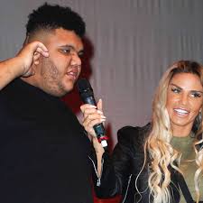 Katie price stellt sich schützend vor ihren sohn harvey, der im netz wegen seiner behinderung beschimpft wird. Katie Prices Wunsch Sie Will Ihren Sohn Uberleben Stars