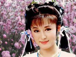 70 tuổi, 'Tiểu Long Nữ' Phan Nghinh Tử vẫn đẹp thơm xao xuyến khiến trai  trẻ phải quay sang ngửi tóc, quỳ gối tặng hoa