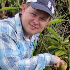 Is it possible not to define isolectotypes when they are not easily  accessible?