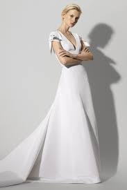 Inspired by the beauty, sensuality and delicacy of the fragrant white jasmine flower, the carolina herrera spring 2016 bridal collection evokes a sense of femininity and romance. Bridal Spring 2018 Carolina Herrera Lookbook