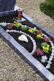 Die Dunkle Erde Bringt Einen Schonen Kontrast Und So Wird Diese Art Der Bepflanzung Zum Blickfang Auf Dem Friedhof Grabbepflanzung Bepflanzung Grabgestaltung