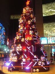 Shanghai China Christmas Tree Made Of Presents In Grand Gateway Shopping Center Xujiahui Christmas Tree Christmas Diy Christmas Tree