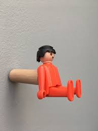 Diy Transformer Un Vieux Playmobil En Patere Pour Une Chambre D Enfant Playmobil Peg Patere Enfant Agencement Chambre Bebe Decoration Chambre Garcon