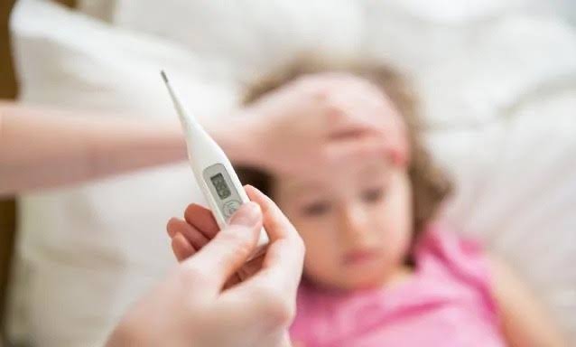 Trẻ bị sốt virus thời điểm giao mùa, khi nào cần đưa đến bệnh viện?