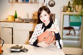 热闹的米兰时装周 dolce amp gabbana 的艳丽西西里 moschino 的朋克花仙子 prada 的激进女子