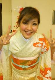 Yvonne Tan, mahasiswa asal Medan yang berada di Tokyo, Jepang, Sabtu (12/3/2011), dalam kondisi baik setelah gempa dan tsunami menggulung Jepang. - 166877_172768492759319_100000785097971_298649_1328566_n