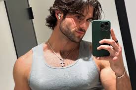 Hunter McVey – Socialite Life