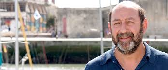 Diplômée de l'ecole supérieure de commerce de grenoble, elle décroche un poste au service. Julia Vignali A 45 Ans Decouvrez Son Histoire D Amour Confidentielle Avec Kad Merad