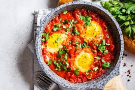 The hairy bikers' shakshuka is an incredibly easy baked egg recipe that works just as well for brunch as it does for dinner. Shakshuka Das Nationalgericht Israels
