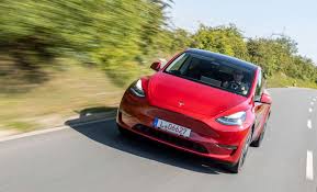 Tesla tesla model s facelift (2021) das neue armaturenbrett wirkt deutlich moderner, das lenkrad bricht mit sämtlichen konventionen. Tesla Model Y Ein E Auto Zum Spass Haben Autogazette De