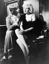 Per ricordarla, federico bellone ha scelto queste set di a qualcuno piace caldo, che nel 1958 e stato considerato dai critici il pi bel film americano di tutti i tempi, bellone, metter in scena la. Tony Curtis E M Monroe Nella Commedia A Qualcuno Piace Caldo 1959 Tony Curtis Hollywood Attrice