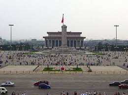Muž, ktorý sa stal synonymom pre čínu zomrel v roku 1976 a o rok na to tu už stojí mauzóleum s jeho balzamovaným telom. Mausoleum Of Mao Zedong Wikiwand