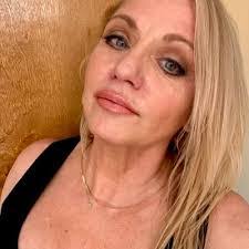 Lori Lassen's Instagram, Twitter & Facebook