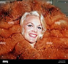 Der amerikanische Schauspieler und Regisseur Lee Strasberg (links) trifft  den amerikanischen Violinisten Isaac Stern im Teatro Coliseo camerino nach  einer Stern-Istomin-Rose-Trio-Vorstellung in Buenos Aires, 1970  Stockfotografie