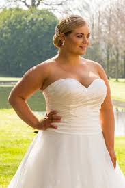 Meine brautkleider werden mit ganz viel sorgfalt und liebe zum handwerk entworfen und geschneidert. Plus Size Das Atelier Zauberhaft