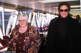 Скачивай и слушай tom jones daughter of darkness и misfits daughter of darkness tom jones cover project 1950 2003 на zvooq.online! Tom Jones Says Wife Linda Would Never Agree To A Marriage Pact Over His Affairs Daily Mail Online