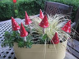 Keramik Fliegenpilz Frostsicher Blumentopfdeko Gartendekoration Garten F Blumentopfdeko Fliegenpilz F In 2020 Flower Pots Garden Pottery Stuffed Mushrooms