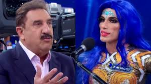 No SBT, Ratinho diz a drag queen que bate-cabelo é "mesmice"
