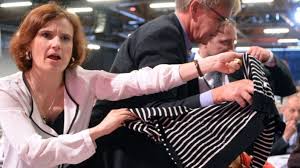 Beginning her political career in the chaotic period that followed german reunification in 1990, she joined the party of democratic socialism (pds) in her twenties and was for several years a prominent member of its communist wing. Angriff Auf Wagenknecht Auch Ein Tortenwurf Ist Gewalt Politik Sz De