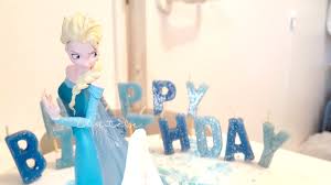 Entre deux flocons de neige saupoudrés sur la table, un gâteau d'exception avec bougies, figurines et disque de. Tutoriel Facile De Gateau D Anniversaire Reine Des Neiges