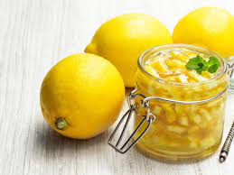 Con due cotture trasformate scorze e polpa e mescolatele in una marmellata pronta da consumare o da mettere in vasetto. Marmellata Di Limoni Con Scorzette Genuina E Gustosa Fatta In Casa