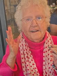 She turned 💯!! 🧁 we are so honored to know her. She's wise, witty and  full of positivity! Happy 💯 birthday 🎂