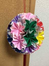 p 折り紙で作ったぼんぼり 初めて作ってみたが綺麗な丸になって感動した ある色でつくったので次は綺麗な色合いのものをつくりたい ぼんぼり 折り紙 色
