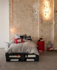 Tatkraft | berlin | tatkraft changes to mazanli. Bett Aus Paletten Bett Regal Bucherregal Bettwas