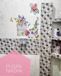Tak hanya sekadar dekorasi kamar mandi yang estetis, hiasan unik maupun gorden shower kamar mandi pun juga diperhatikan dengan baik. Dekorasi Dinding Kamar Mandi Cek Bahan Bangunan