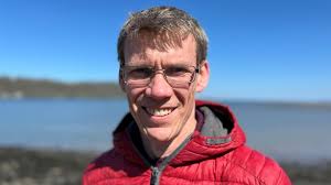 Treth ar dwristiaid: 'Nonsens' neu'n 'ddigon teg'?